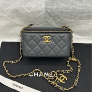 【配件：防塵袋 💕】Chanel 24s 浮雕logo鏈條 ot扣 黑金色 長盒子包 可斜挎單肩 荔枝牛皮