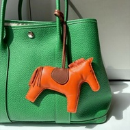 Hermes 橘色皮革小馬吊飾