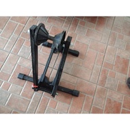 Front wheel holder for indoor cycling