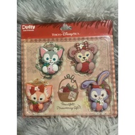 Magnet Duffy and Friends Holding Strawberries
