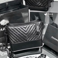 Chanel • 經典Gabrielle So Black全黑山形紋牛皮流浪包 中號