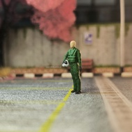 Miniature Pilothg Carrying Helmet Scale 1/ Aircraft Airport Diorama -N3D