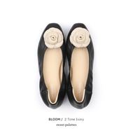 Sweet Palettes รองเท้าหนังแกะ Bloom 2 Tone Ivory