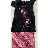 baju kurung  batik warna hitam pink