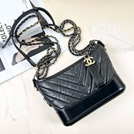 Chanel香奈兒 小號流浪包流浪包黑色v紋