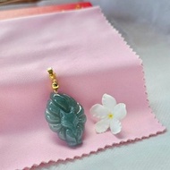 雕刻玉吊墜九尾狐，藍，海水的象徵。吉祥的