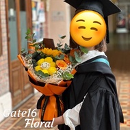 💐預訂鮮花花束 🎂生日花束 🎓畢業花束 🔥向日葵哈哈笑花束   🌻花材：6黃1白乒乓菊+1枝向日葵+3枝火焰玫瑰+配花，早鳥價：$428 📐花束高度約48cm 🛍花束專用袋+$15 🎓畢業帽+$10 
