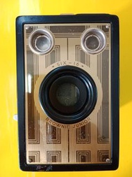 1930年 ART DECO Kodak Six-16 Brownie  Junior罕有和新淨硬紙板金屬盒形相機，美國製造使用比120較大的 616 菲林，拍攝八張 6.5x11cm 的簡單操作相機。配備約 110mm f9 Meniscus 簡單不能對焦的鏡頭， 快門速度大約 1/90秒， B 長時間曝光。616 菲林現在已經停產大半世紀，沒有菲林所以這部相機使用不到。機身設計有正面 Art Deco “裝飾藝術” 的金屬面線條造型。黑色有紋理硬紙板外殼，可以拉開全金屬菲林片夾....