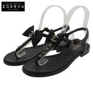 รองเท้าแตะส้นแบนผู้หญิง Chanel สีดำ พื้นผ้า Matelasse ประดับตรา Coco Mark เพชรเทียม และโซ่ริบบิ้น ไซ