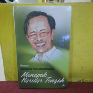 Memoar sarwono kusumaatmadja menapak the middle corridor.