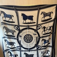 【春節新裝限時贈絲巾環】 經典保值Hermès 愛馬仕 Couvertures et Tenues de Jour 140cm 絲羊絨披肩 (海軍藍/灰白)