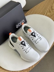 ECCO愛步運動鞋男，新款低幫小白鞋 高爾夫健步C4 130424 尺碼39-44碼。