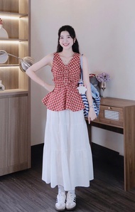 Set áo caro peplum phối chân váy dài trắng – outfit nữ đi chơi dạo phố xinh xắn