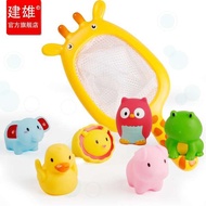 mainan Kanak-kanak bermain di air, memeras dan memanggil bebek kuning kecil untuk menangkap ikan. Ga