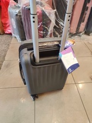 全新行李箱，18吋，密碼鎖，飛機輪，板橋江子翠捷運站五號出口自取特價18吋880元，不議價
