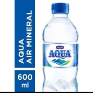 Aqua 600 ml 1 dus / air mineral botol .