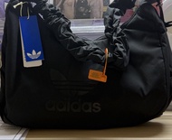 Adidas 黑色雲朵包