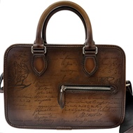 成色極佳 □ BERLUTI Berluti Un Jour Gulliver Messenger 皮革書法 Scritto 兩用單肩包ブラウン男士