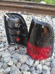 1คู่ เสื้อไฟท้าย อีซูซุ ดาก้อนอาย ปี1997-2002 สีแดง-ดำ Black Smoke - Red (เฉพาะเสื้อไฟไม่มีหลอดและขั