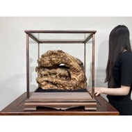 黃金樟木雕 【招財雙牛】Q92 滿花釘瘤 雕工細膩 細膩傳神 財運如虹  收藏擺件 黃金樟木雕擺件 附玻璃框  【高:39公分 寬:34.5公分 厚:25.5公分】玻璃框 售6288元