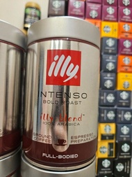 $120／2樽 illy Intenso 深度烘焙義式研磨咖啡粉。
烘焙程度： 深度烘焙(Bold Roast)，口感強烈鮮明。 
風味特徵： 帶有可可及乾果香氣，尾韻濃厚。 
成分與類型： 100%