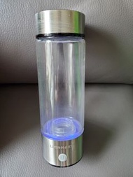 Lionmart 品牌， 富氫水素杯，新淨少用，飲用好水 👍，好身體💪，可用USB 充電，便携用作出街使用，詳情效用 請參閱相片，原價 798元，現讓：150元，屯門市廣場取順豐到付