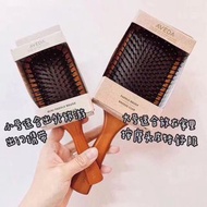 🗯現貨🗯  AVEDA阿凡達梳子，梳子看起來很重，其實很輕，手柄是木制的，靠近手柄的地方有個小孔，這是為了氣墊更好的按摩效果，千萬不要以為是掉齒！[偷笑]這把梳子特別適合打結的頭髮，長頭髮的mm也完全