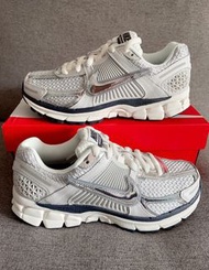 🎉全新有盒Nike Air Zoom Vomero 5"Photon Dust" 低幫跑步鞋 女款 白色