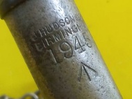 珍罕日治時代 1941-45年我家父在香港服役的"憲查"或剛戰後皇家香港警察用的英國製造金屬銀笛/銀雞連原裝扣鏈鑄有: 

J. Hudson & Co.
Birmingham
1945
軍用鷹爪標誌