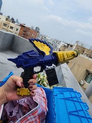 這是一把萬代（Bandai）騎士龍戰隊龍裝者系列中的「DX 金戰士變身槍」（Mosa Changer）