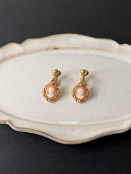 Avon 雅芳珊瑚粉古典浮雕耳夾