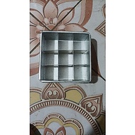10x10x4 brownie divider pan contains 9 boxes