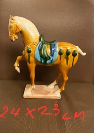 早期唐三彩馬，品相完整，高度約24公分長度約23公分，貨品在捷運新埔站附近，可以貨到付款