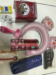 兩個空盒子、一個小孩的氣球髮圈、手持電風扇、小鉛筆盒機、手機線束帶、百靈油吸食器、及送HTC五月天的耳機塞