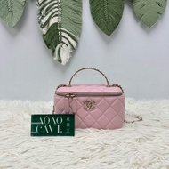 CHANEL 24S 粉色金扣珍珠手柄長盒子 2025年