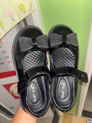 女童返學黑皮鞋
