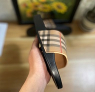 Dép chữ DG dép nâng chiều cao. Đế cao 3cm êm nhẹ chống trơn trượt không thấm nước.