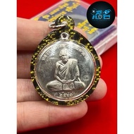 龙婆贵/Lp Kuay 莲花自身法相 佛历2563年 自身的背面并有着上座部佛教中相当重要的莲花符篆，这个符篆象征着慈悲与怜悯，与配戴者相应着，并象征着到了任何地方及环境，都会有贵人的相助。