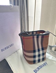 Burberry 格紋水桶包