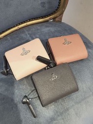 英國outlet直送 英國代購 Vivienne Westwood Wallet 多色 星球 logo 防刮皮 短銀包 散錢包 散銀 皮革 錢包 銀包 兩摺 防刮皮 皮夾 OL 上班族 返學 學生 母