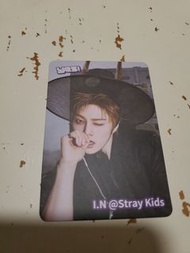 【韓流登頂男團】Yes! Card ── I.N @ Stray Kids 官方明星閃卡 ── 復古黑笠帽子單眼單手咬指造型 ── 粉絲核心收藏