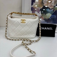 Chanel 香奈兒 22S限定絕版鏤空字母logo手柄秀款hobo便當包，22年晶片 可手提，可單肩，容量超大，精緻可愛，時尚，隨性，又百搭！