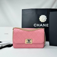 CHANEL 玫瑰粉金屬雙C肩背包