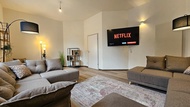 YFB 170m2, Netflix, 1 min Metro, 15 Person, Wifi