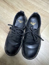 Dr. Martens 黑色皮鞋