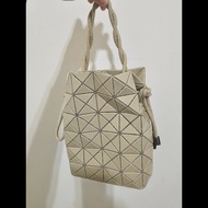 三宅一生ISSEY MIYAKE BAOBAO 水桶包 One tone 季節款 水桶包 鵝黃色