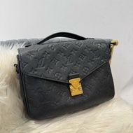 LV  POCHETTE METIS 黑壓紋郵差包