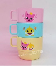 預購 韓國製 PinkFong 碰碰狐 鯊魚寶寶 塑膠杯 水杯 漱口杯 手把杯 冷水杯 兒童餐具