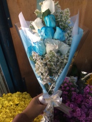 bunga handbouquet mawar biru / bunga mawar biru asli