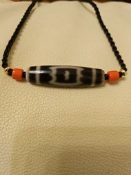 舊西藏大鵬鳥天珠(襯托兩粒紅雪巴珠)